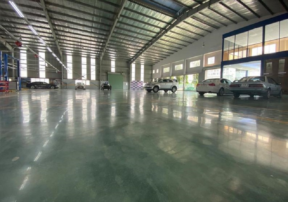 Bề mặt sàn bê tông phủ màu gara ô tô Autoplus